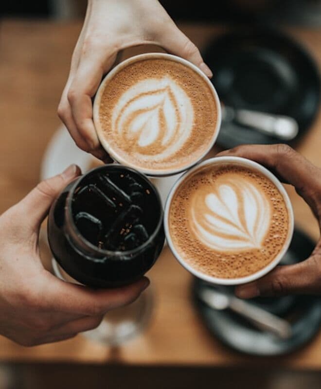 Brindis con cafés de especialidad recién preparados